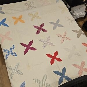 VINTAGE 1950'S APPLIQUE X PATTERN COTTON QUILT